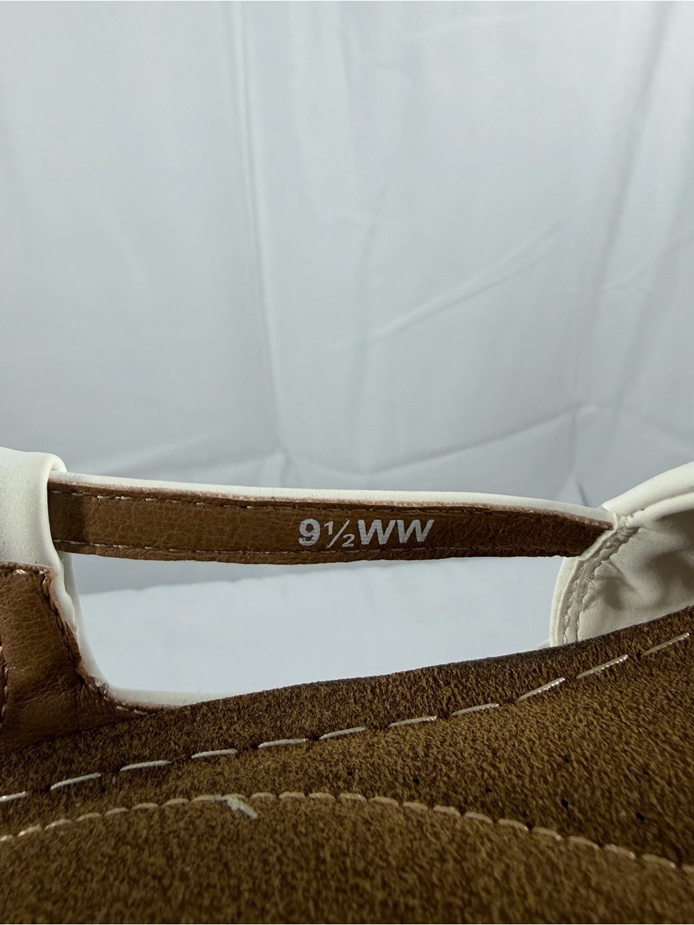 NWT Easy Street Women’s Size 9.5W White Bow T-Strap Sandals - Picture 3 of 7